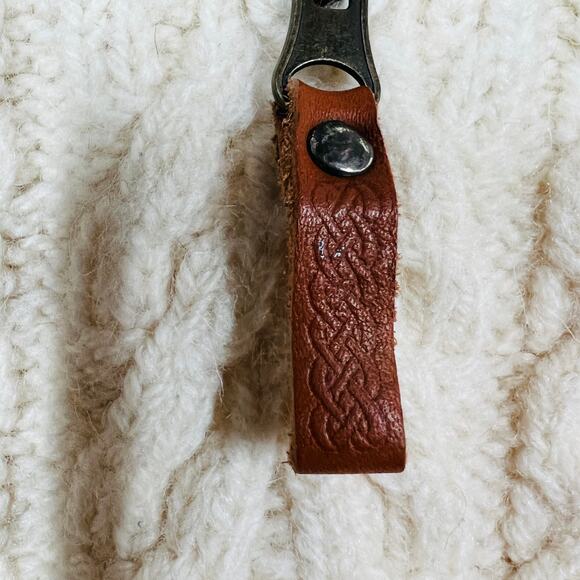 Inis Crafts Leather Tab Merino Wool Sweater Nordic Cable Knit Cream Thick Knit L - Picture 5 of 6